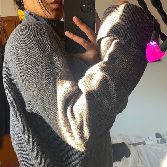 Cozy Zara low turtleneck, bell sleeve top (grey) - Picture 3 of 6